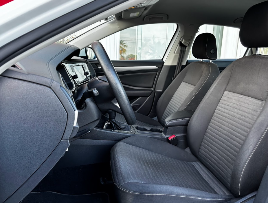 Volkswagen JETTA Lateral izquierdo 19
